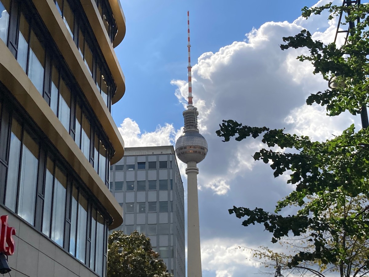 68) Postkarte aus Berlin: City&nbsp;Ost