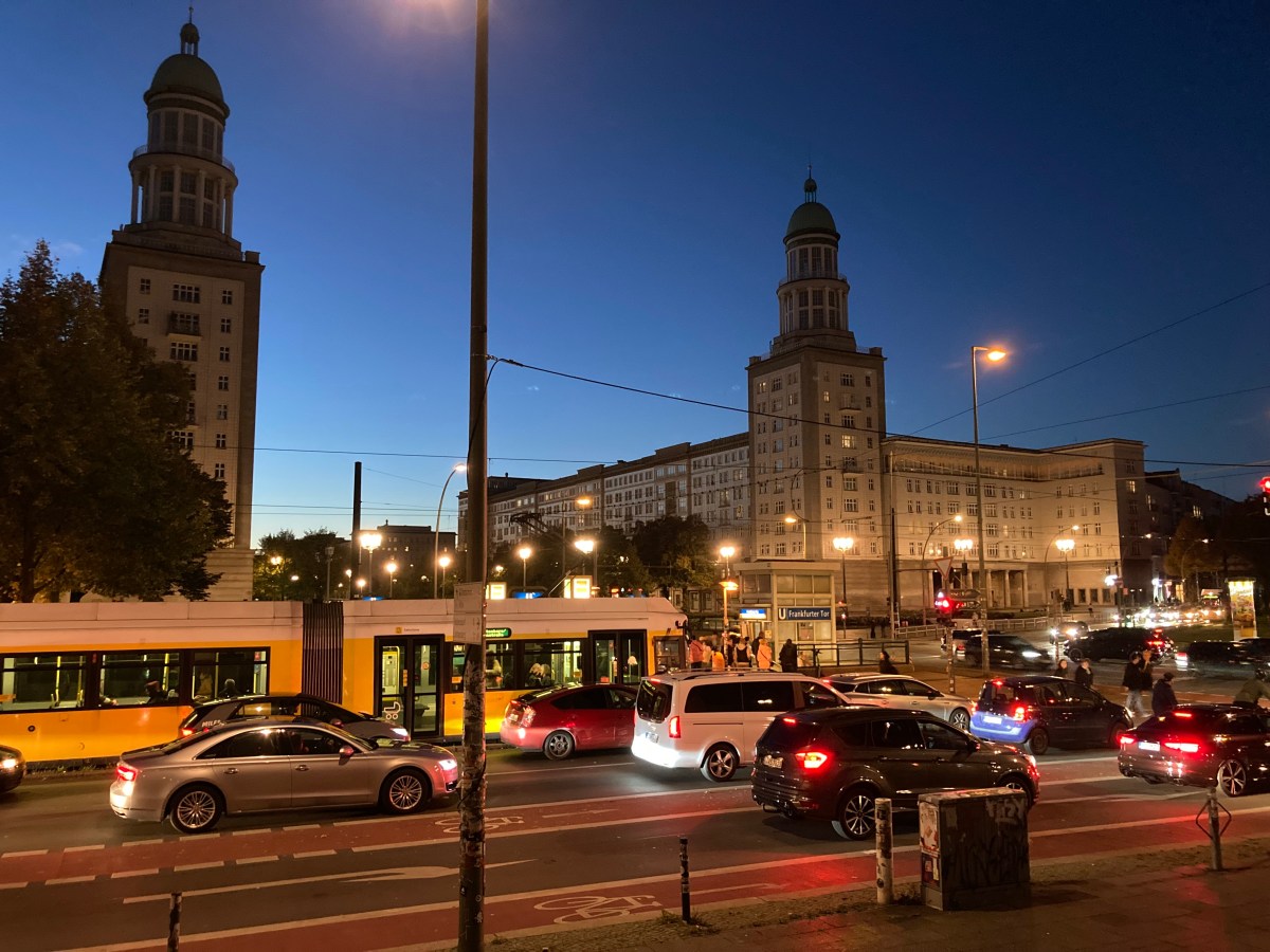 93) Postkarte aus Berlin: Bauten im&nbsp;Wandel