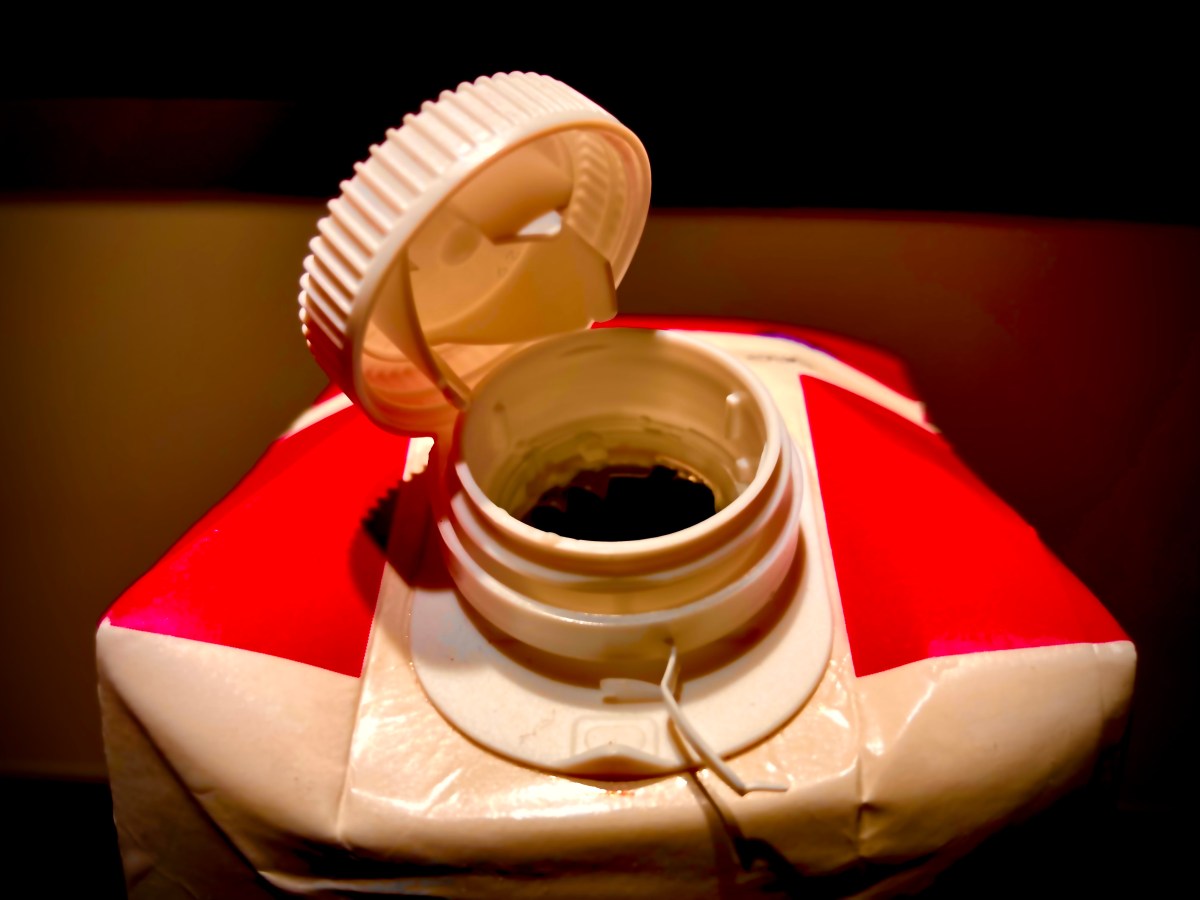 91) Den Deckel an der Lasche&nbsp;ziehen